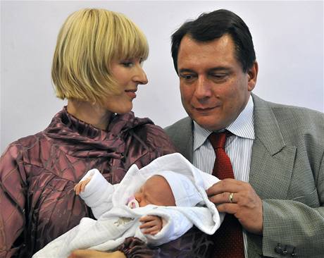 Pyný otec Jií Paroubek s manelkou a dcerou.
